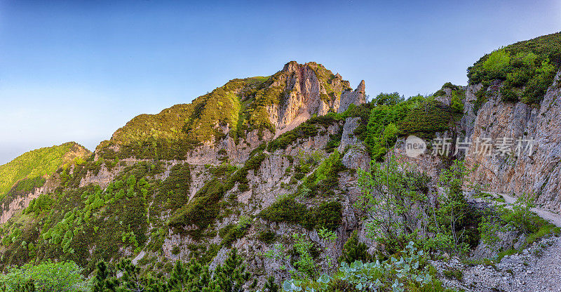 意大利维琴察省，Chiampo山谷的上部，Valle del Chiampo和Valle Frasele之间的山路